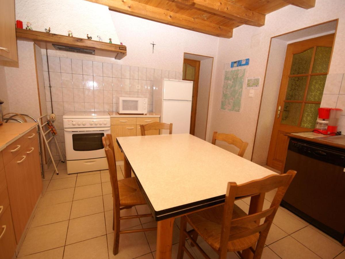 Spacious Holiday Home Near The Forest Esmoulieres المظهر الخارجي الصورة