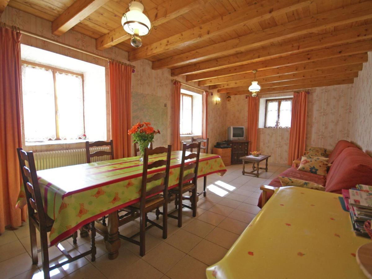 Spacious Holiday Home Near The Forest Esmoulieres المظهر الخارجي الصورة