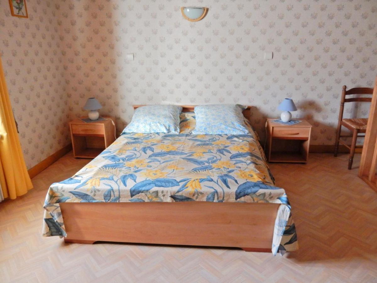 Spacious Holiday Home Near The Forest Esmoulieres الغرفة الصورة